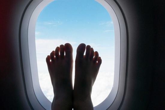 Почему пассажирам нельзя снимать обувь в самолёте