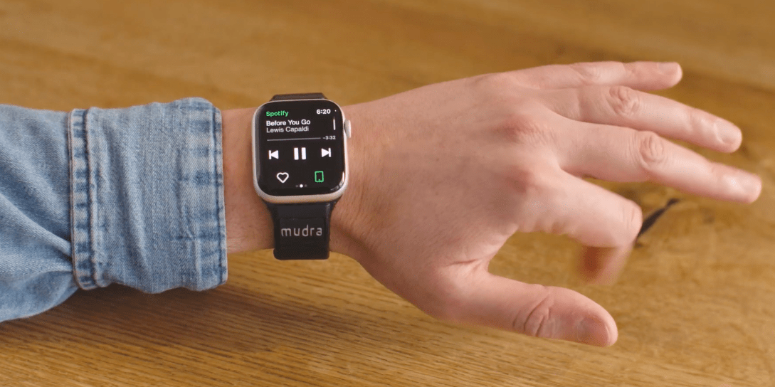 Штука дня: ремешок Mudra Band добавляет Apple Watch жестовое управление