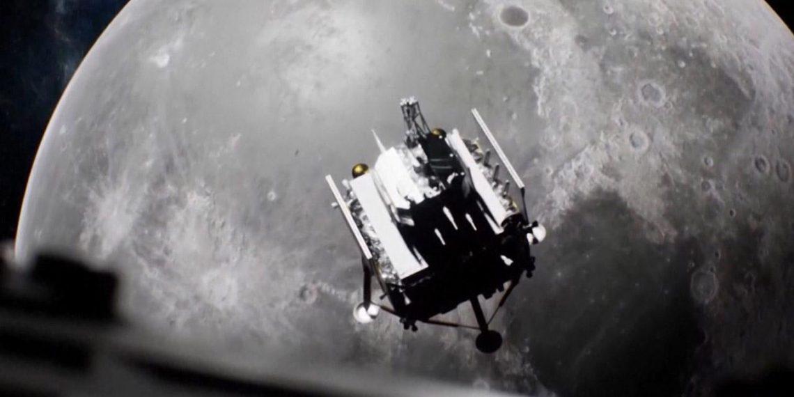 Китайский зонд «Чанъэ-5» успешно сел на Луну, собрал грунт и теперь возвращается на Землю