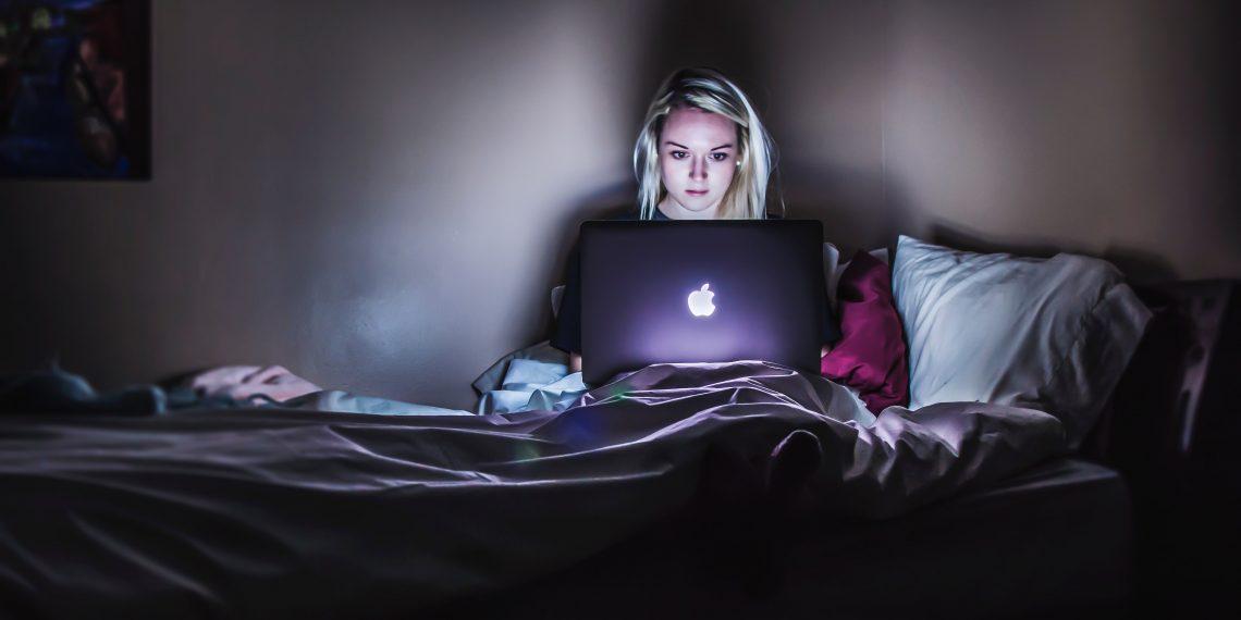 Почему перед сном мы не можем оторваться от соцсетей и что с этим делать? Объясняют ученые