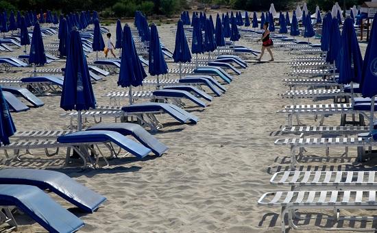 Нельзя загорать на пляже и часто покидать отель: какие ограничения действуют на Кипре?
