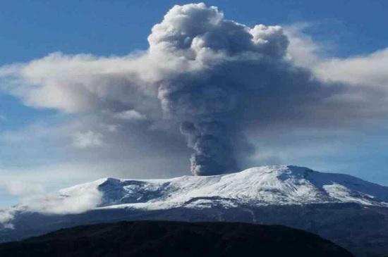 В Колумбии приостановлен прием туристов, проснулся вулкан Невадо-дель-Руис